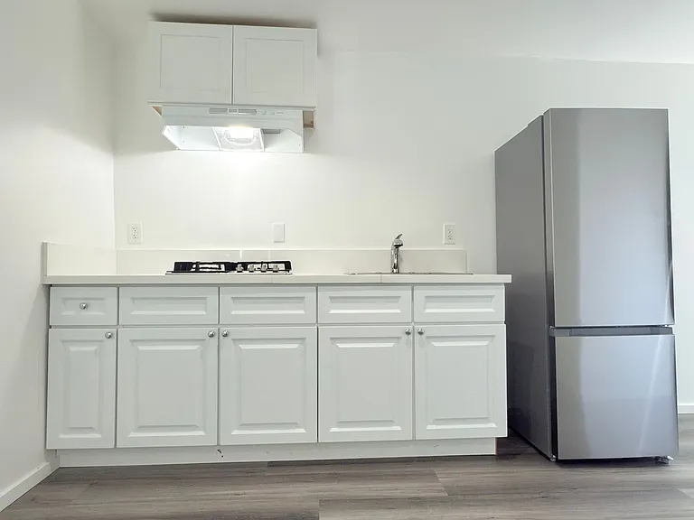 639 Griffith St — Photo 3