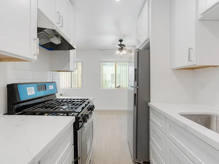 323 E Chestnut St #7 — Photo 6