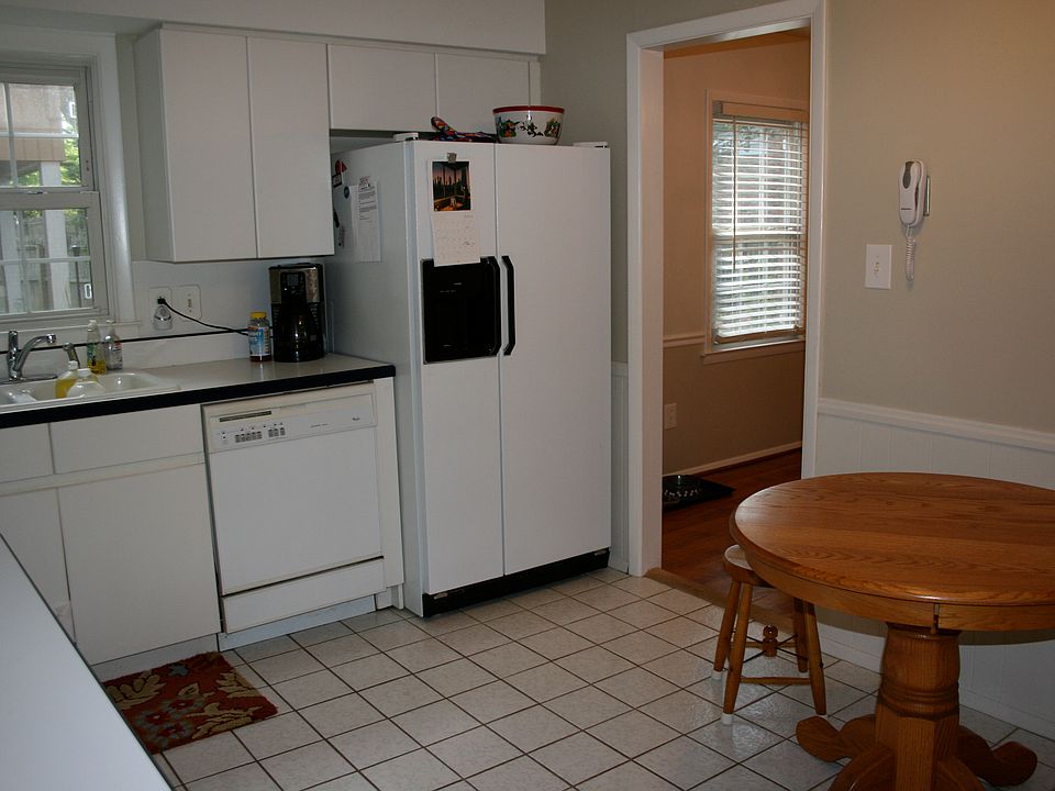 2nd image of 805 Twin Lake Dr
