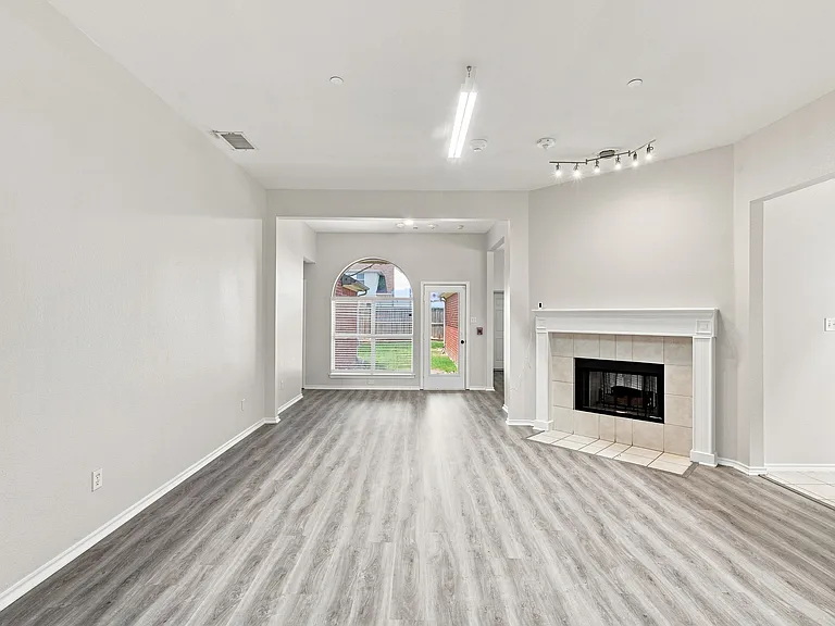 1033 Suffolk Ln — Photo 6