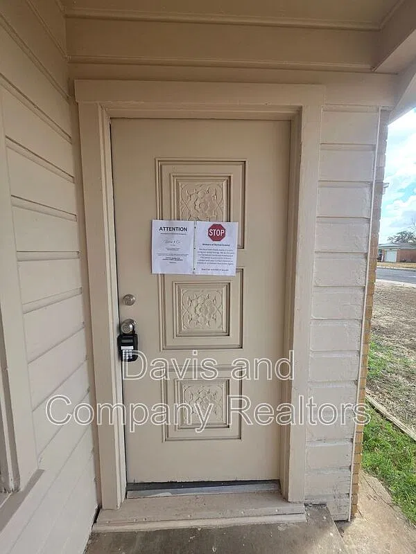 3 bed, 1.0 bath, 1360 sqft, $1,700 — Photo 2