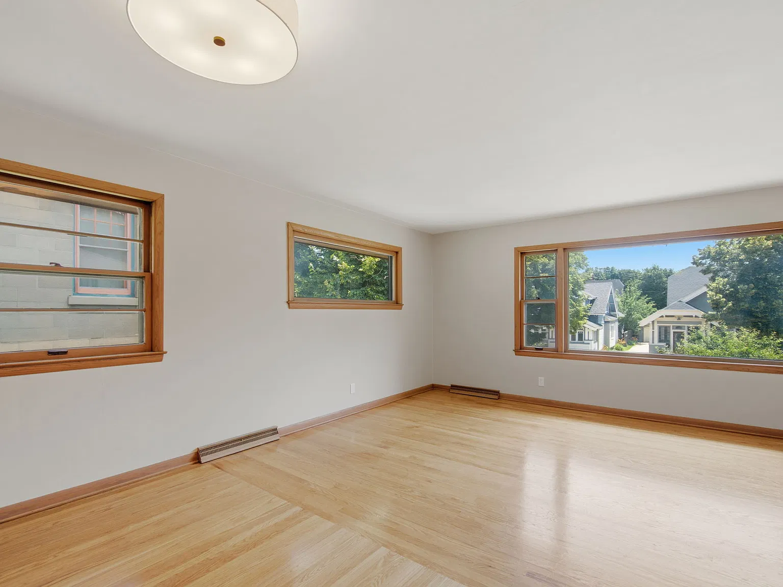 3 bed, 1.5 bath, 1324 sqft, $2,000 — Photo 4