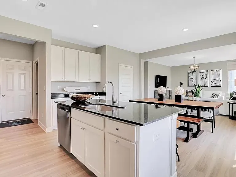 1151 Beverly Pl — Photo 7