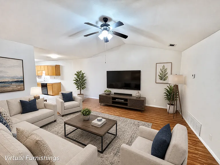 1004 W Avenue B — Photo 2