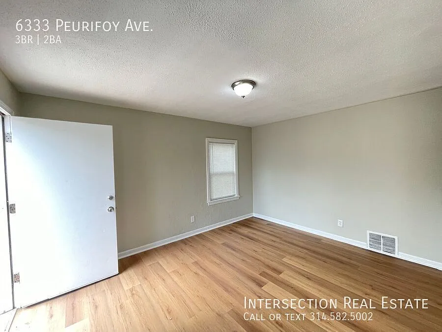 Move In Special! Charming 3 Bed/2bath Home Available In Berkeley, Mo. — Photo 3