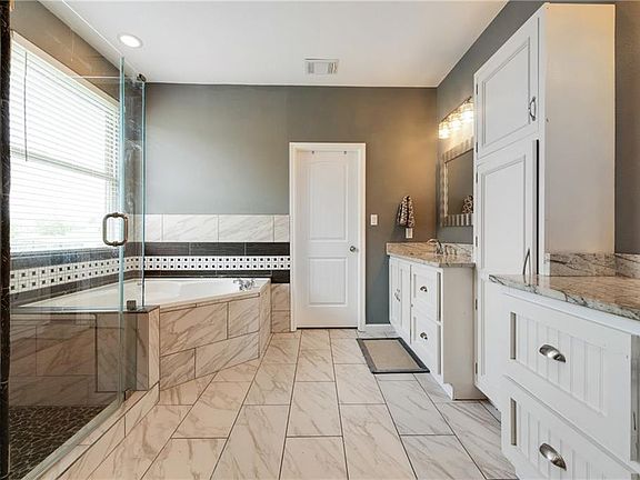 5th image of 325 Comanche Cir