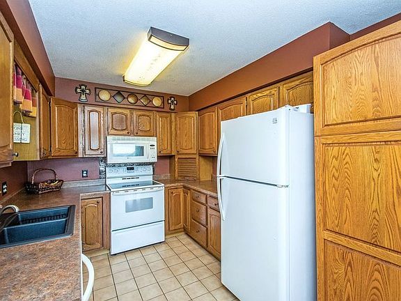 3rd image of 2600 NE 56th St