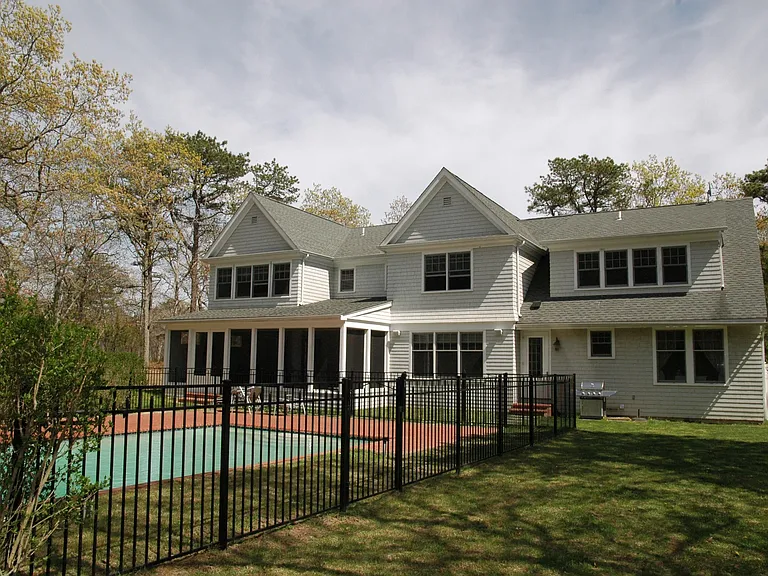 10 Georgica Woods Ln — Photo 12