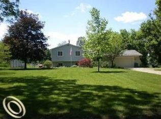 2965 Porter Rd, White Lake, MI 48383