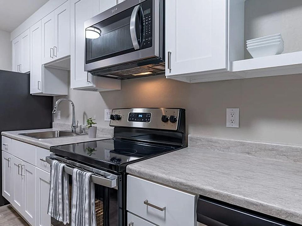 1BR, 1BA - 560 SQ FT