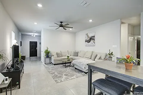 3 bed, 1405 sqft, $1,800 — Photo 4