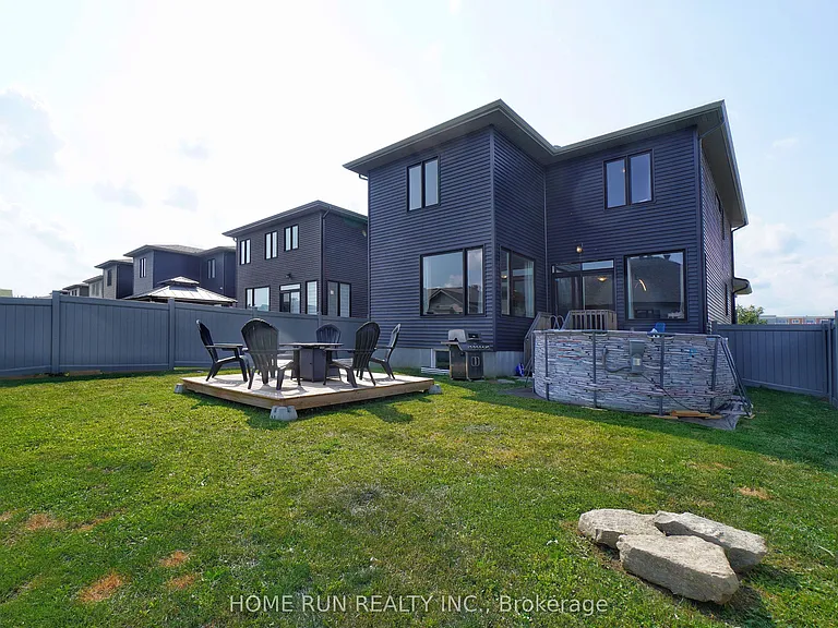 282 Nelson St E — Photo 35