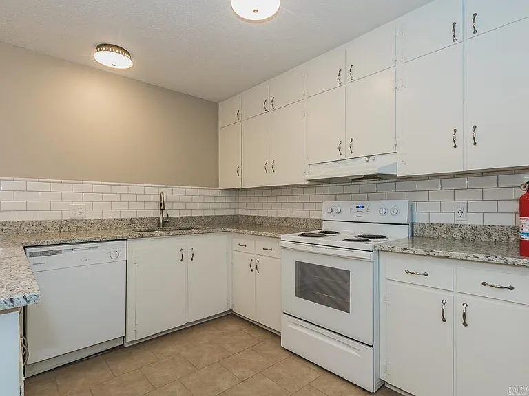 1574 Skyline Dr — Photo 5