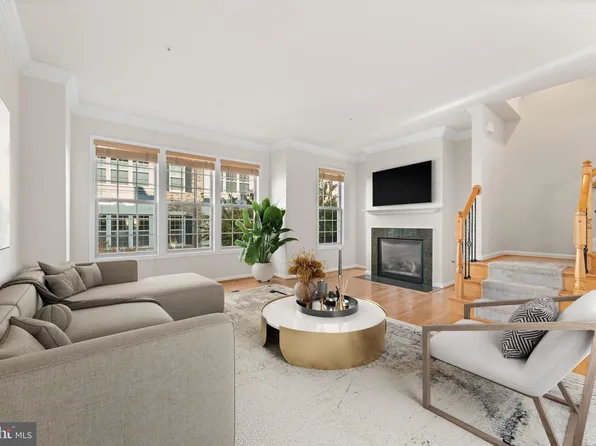 602 Overlook Park Dr, Oxon Hill, MD 20745