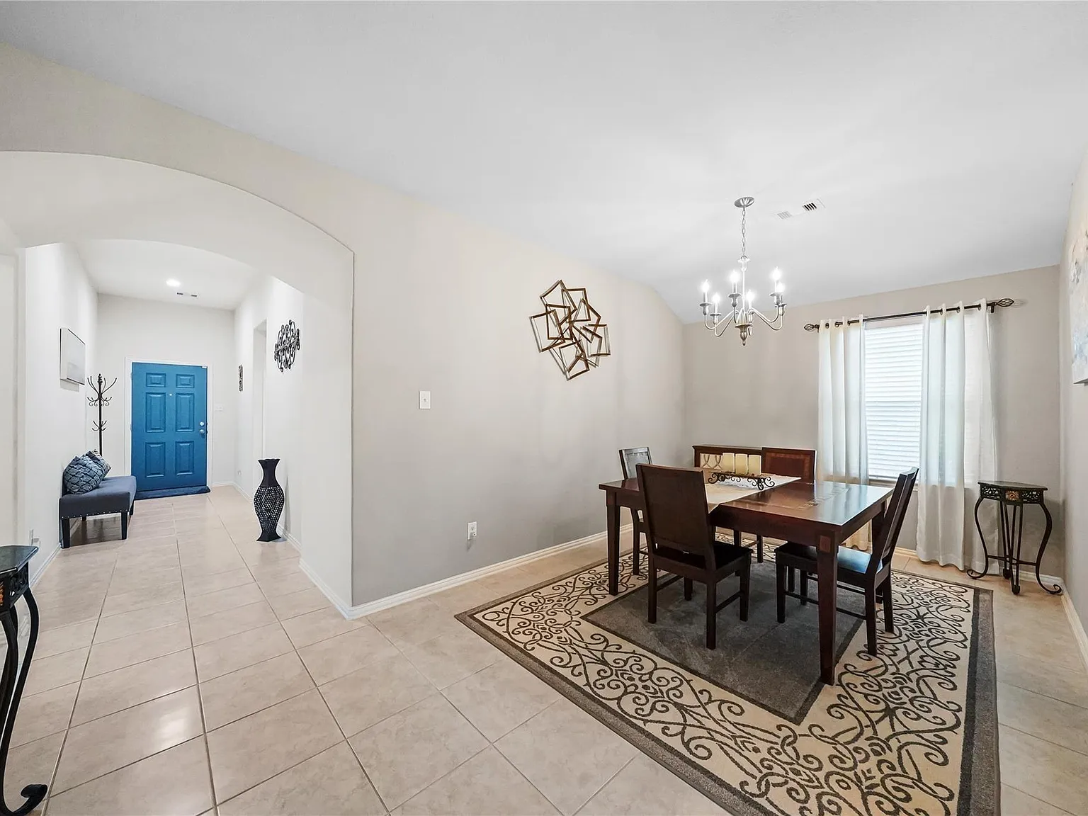 4 bed, 2.5 bath, 2111 sqft, $2,300 — Photo 4