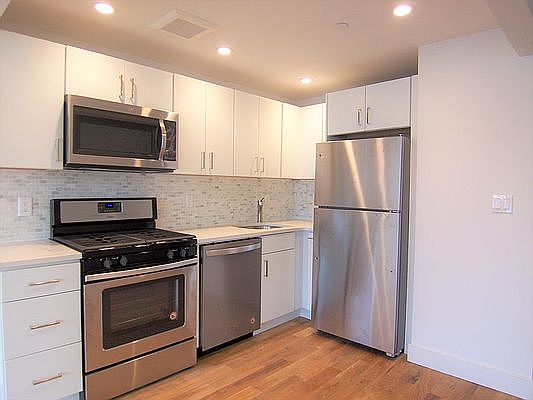 3rd image of 129 Quincy St APT 3
