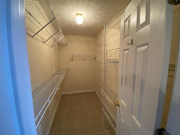 5th image of 380 Hickory Dr