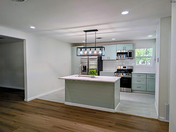 5th image of 409 Peach St