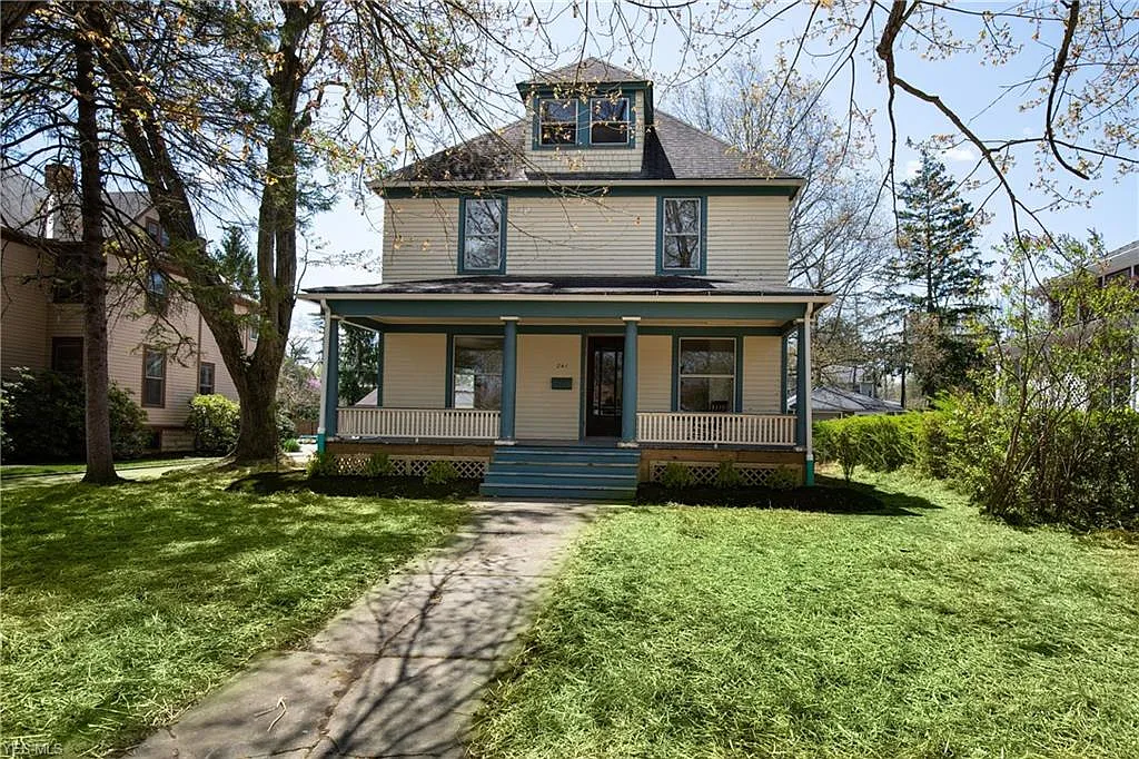 241 Oak St photo 1