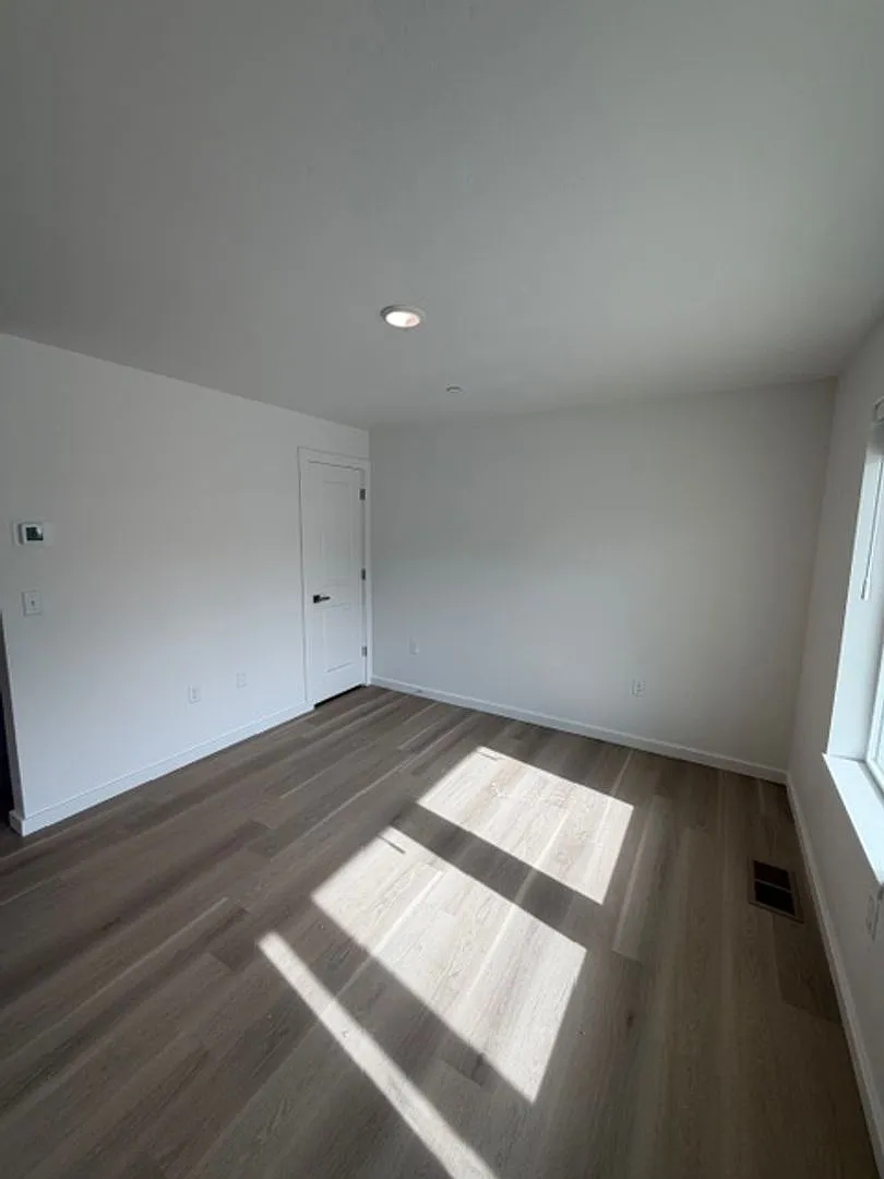 Fresh & Modern 2BR Stylish Living in Quiet 6-Plex — Photo 3