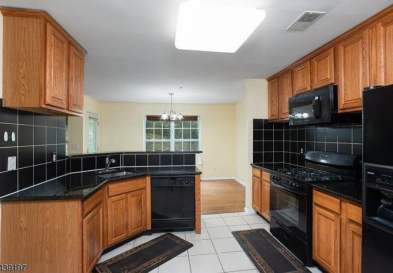 106 Wallace Ct — Photo 3