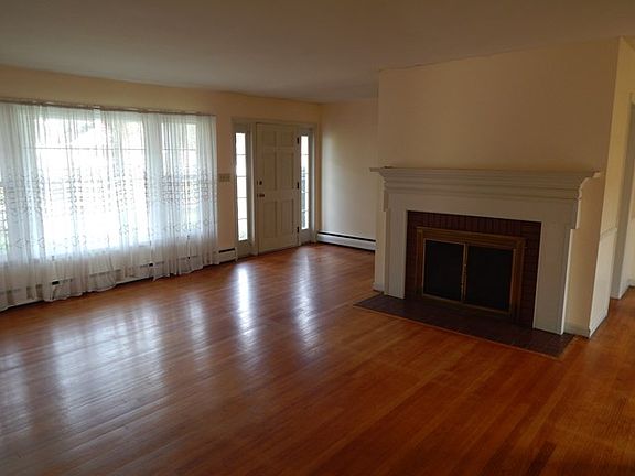 3rd image of 105 Woodland Ave