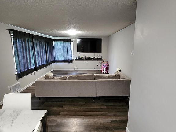 5th image of 795 Patricia Ann Dr #B