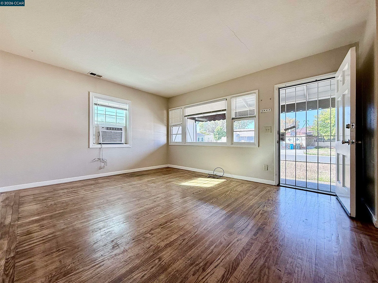 3 bed, 789 sqft, $2,500 — Photo 2