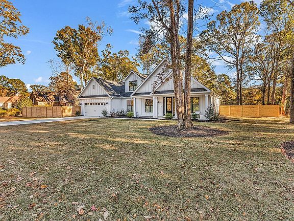 2nd image of 1521 Hawthorn Dr.