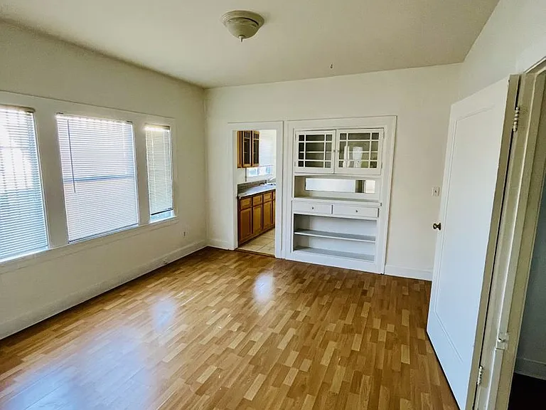 49th St-520 — Photo 3
