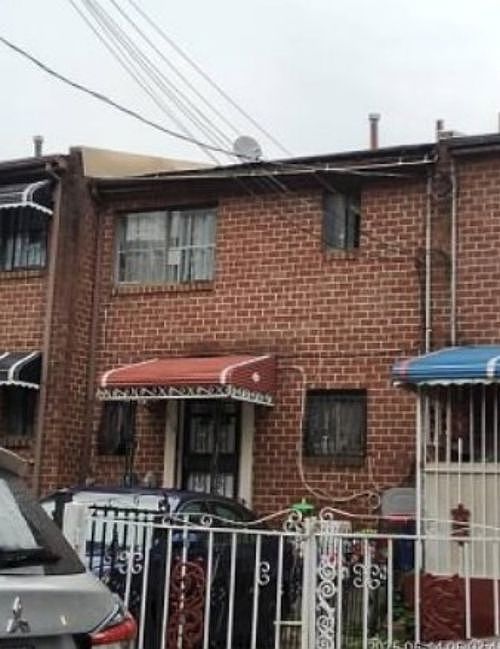 2nd image of 213 Chester St