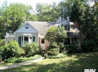 878 Valley Rd, Oyster Bay, NY 11771