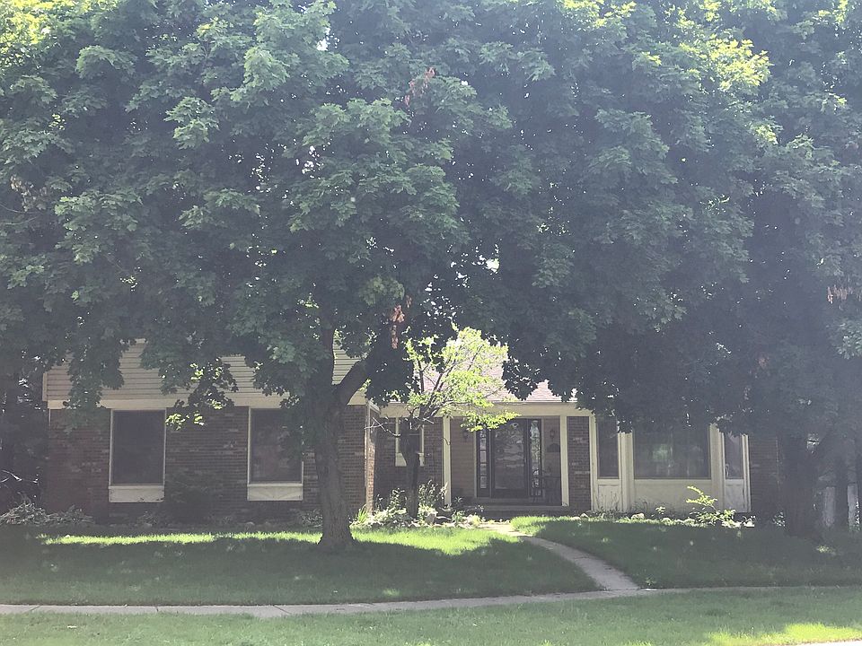 2nd image of 505 Lakes Edge Dr