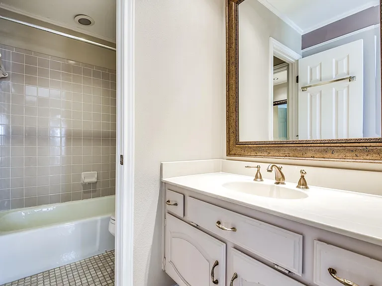 jack n Jill bathroom