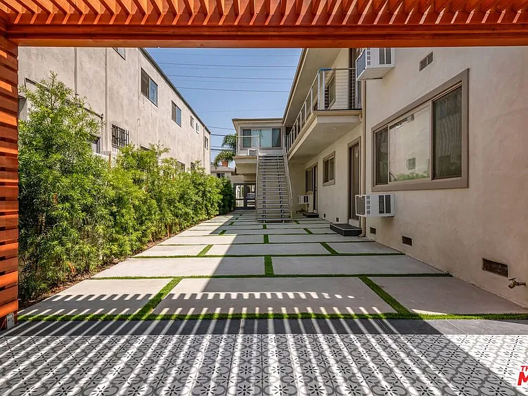 1553 S Saltair Ave #102 — Photo 9