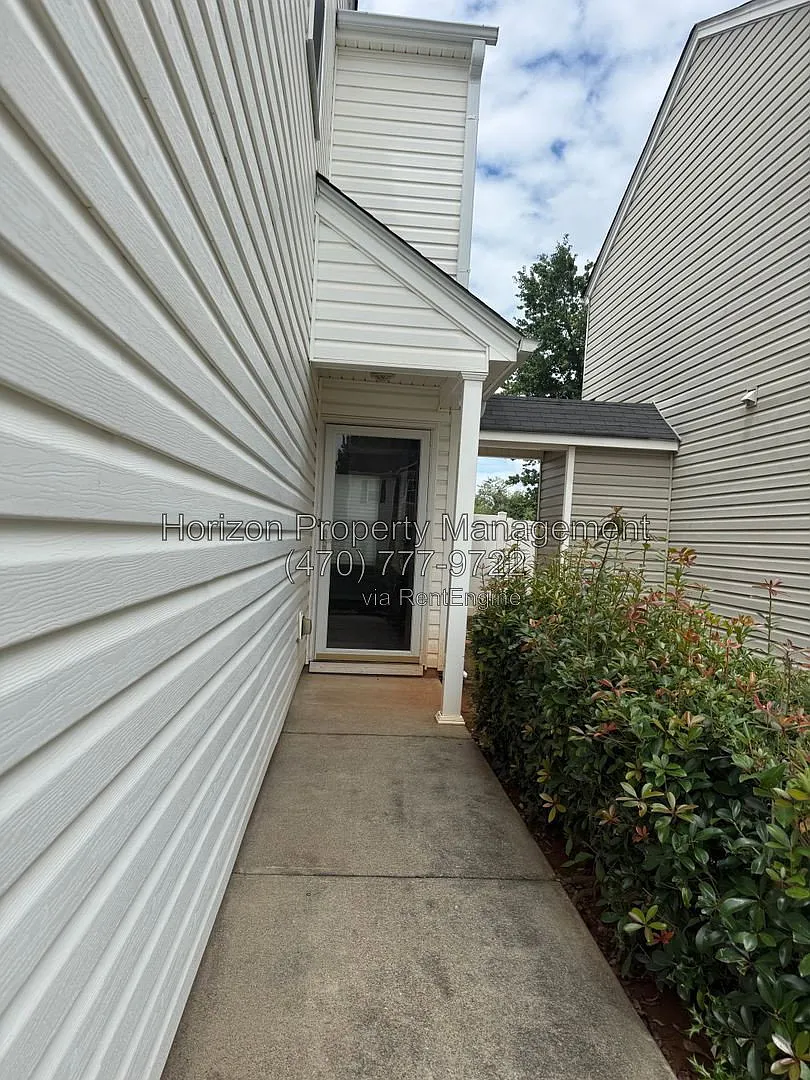 3 bed, 2.0 bath, 1408 sqft, $2,045 — Photo 2