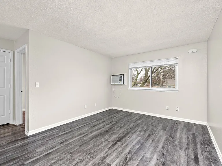 400-408 W Poplar St — Photo 15