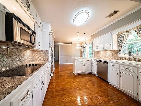 4th image of 6801 Springlake Dr