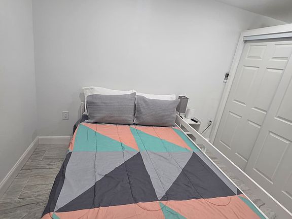 Bright room with a cozy bed, Smart TV, Netflix & spacious closet.