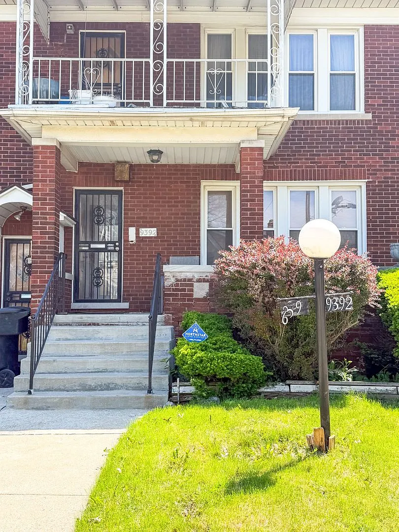 Beautiful Brick lower duplex unit — Photo 2