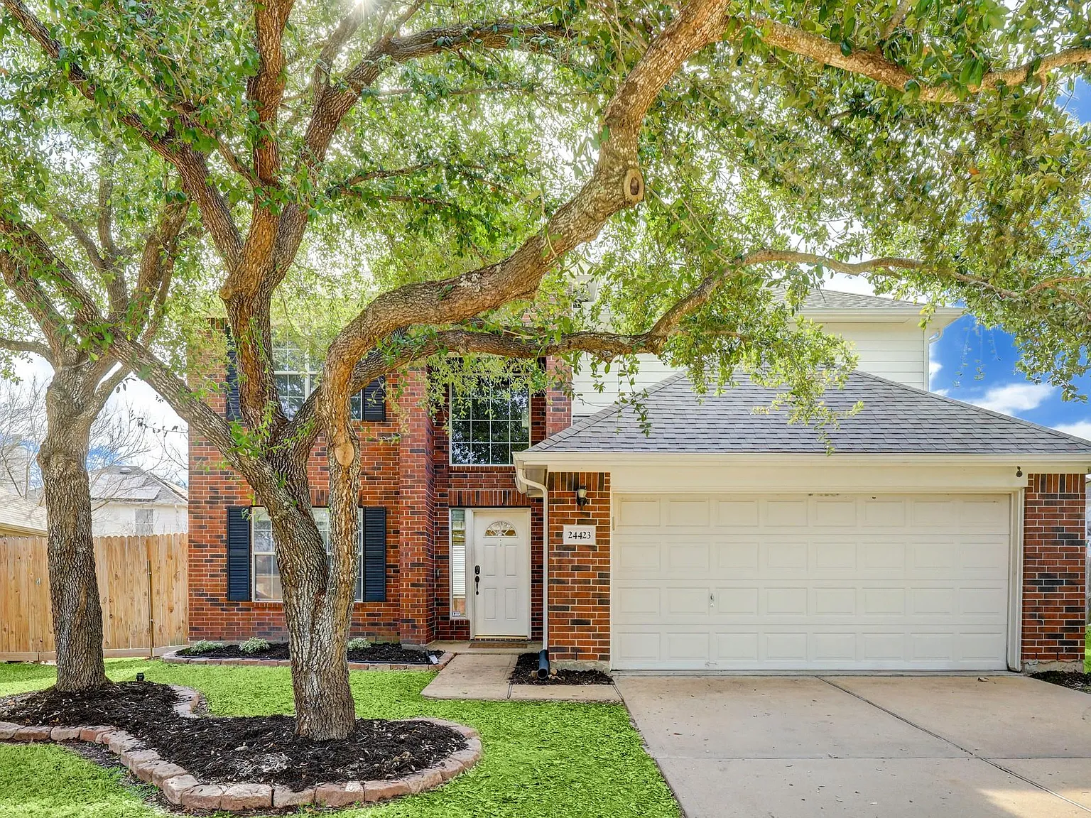 4 bed, 2.5 bath, 2386 sqft, $2,300 — Photo 1