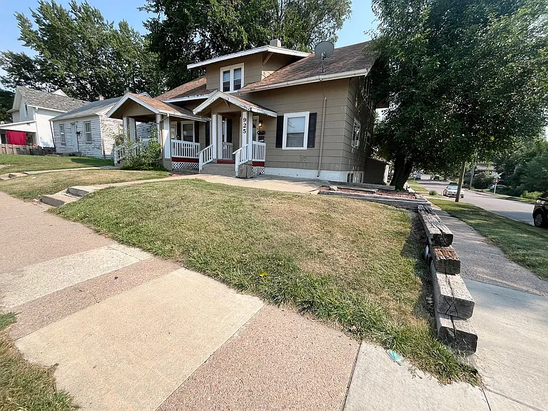 925 W 12th St — Photo 2