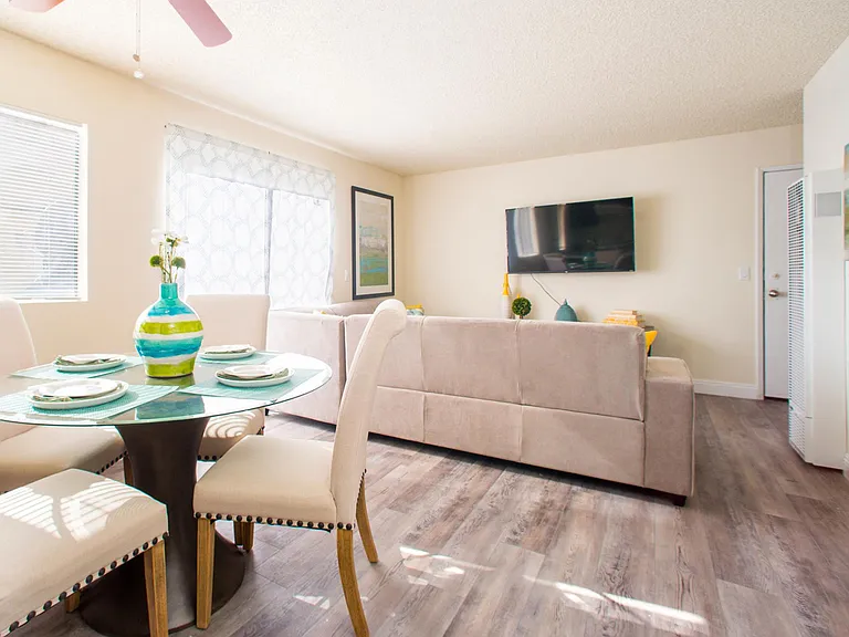 1022 Locust Ave #B — Photo 6