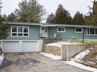 5521 Shamrock Rd, Waunakee, WI 53597