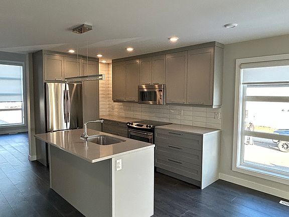 4th image of 587 Kloppenburg Cres #A