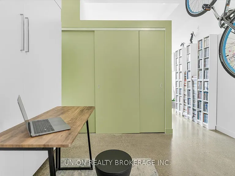 569 King St E #404 — Photo 21