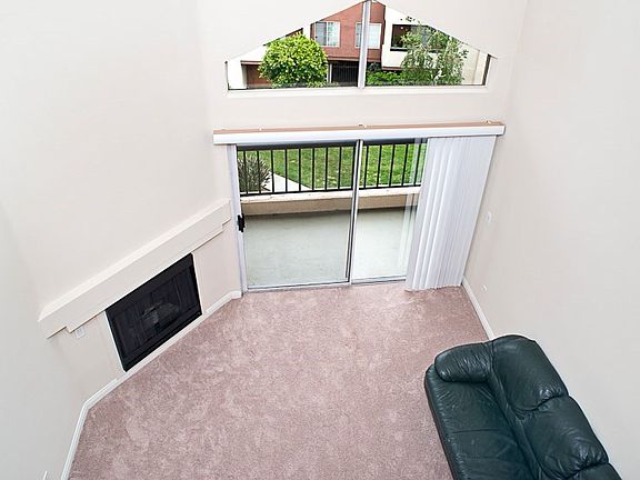 2nd image of 5540 Owensmouth Ave APT 304