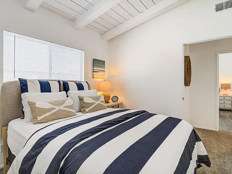 214 E Balboa Blvd — Photo 16