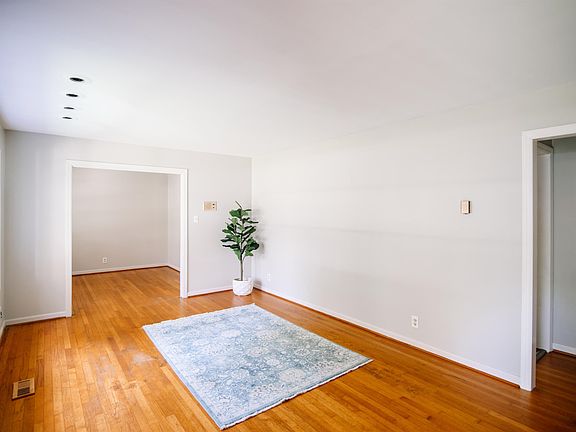 3rd image of 601 Parkview Dr