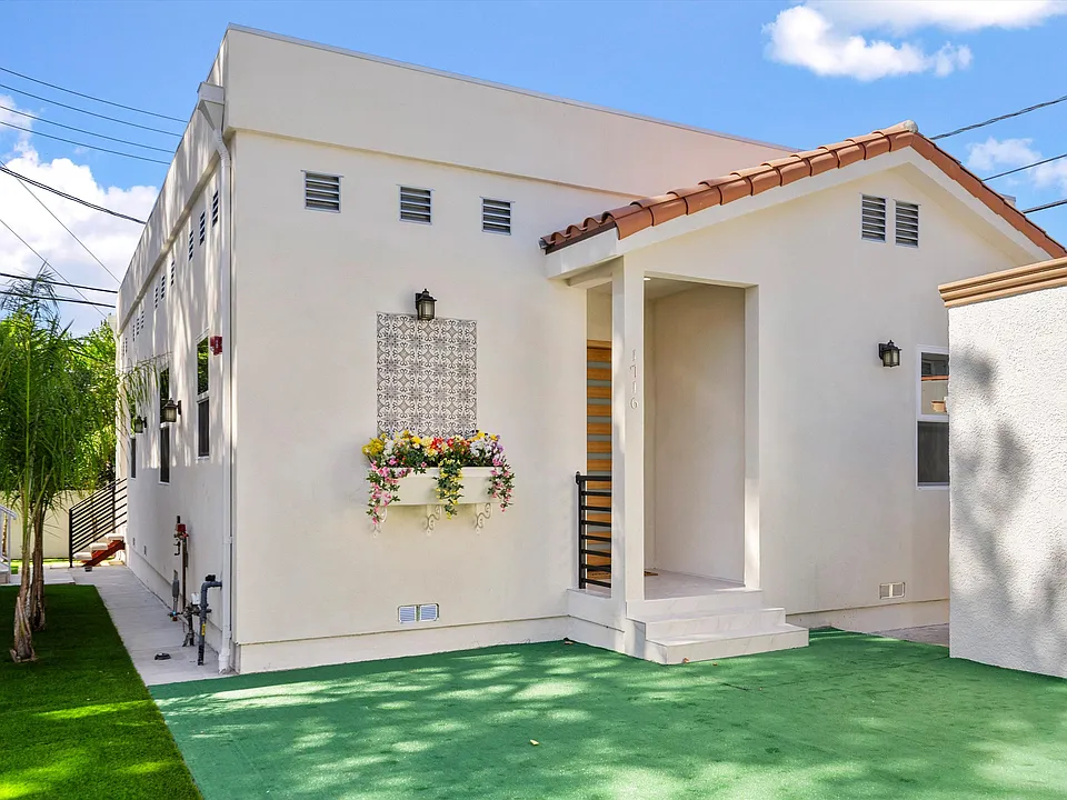 1716 Del Valle Ave